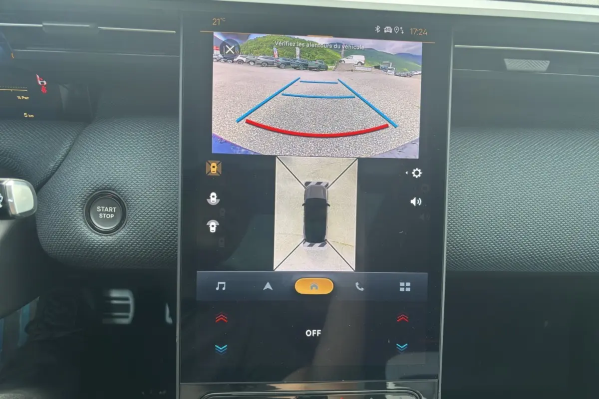 Écran central tactile montrant la caméra 360° et la vue arrière du Citroën C5 Aircross New Hybrid 2026.