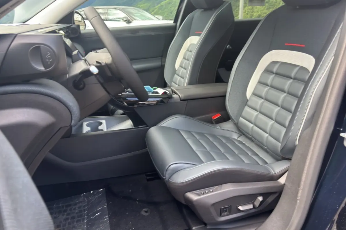 Vue intérieure côté conducteur du Citroën C5 Aircross New Hybrid 145 Max T.O 2026 avec sièges cuir noir et surpiqûres grises.