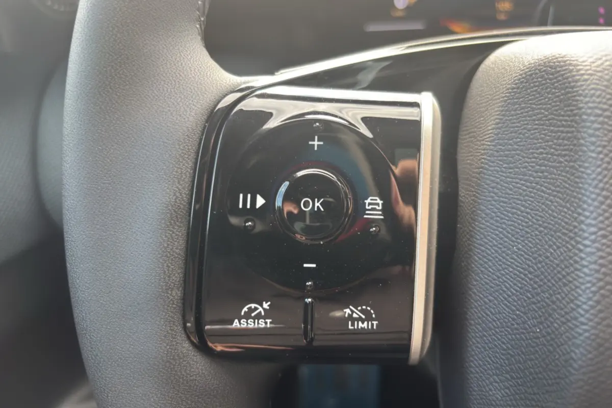 Gros plan sur les commandes multifonctions noires du volant cuir du Citroën C5 Aircross New Hybrid 145 Max T.O.