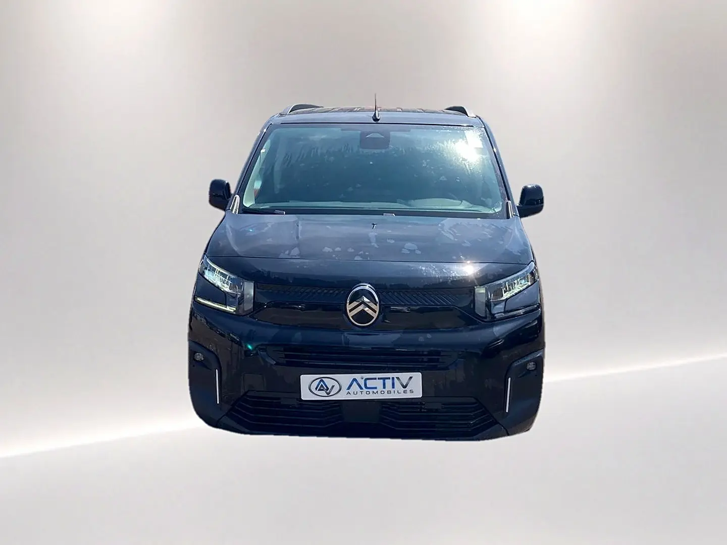 Vue avant du Citroën Berlingo noir 2026 avec phares LED et calandre moderne, sur fond neutre.