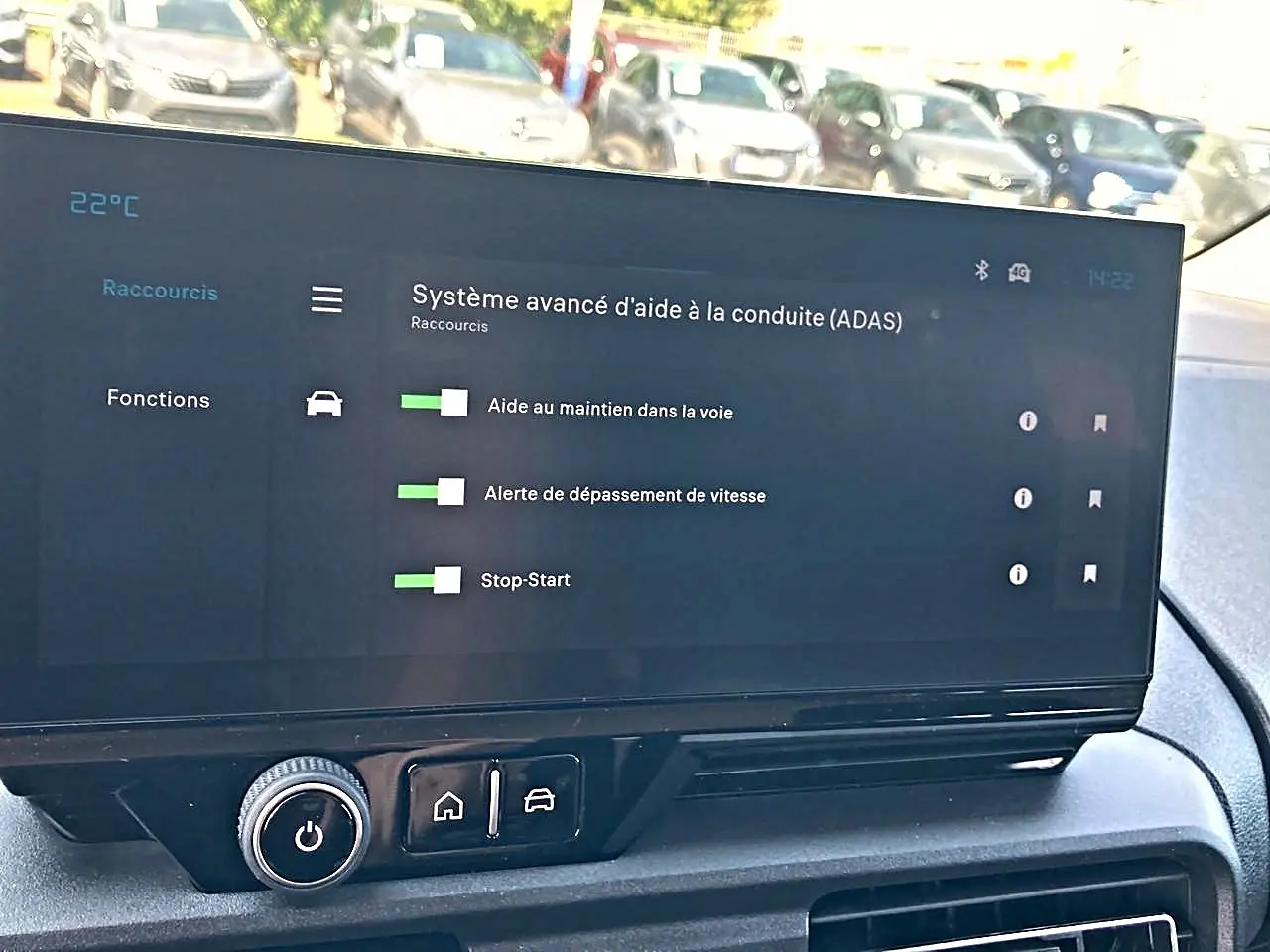 Écran tactile du système d’aide à la conduite dans l’habitacle du Citroën Berlingo noir, vue de face rapprochée.
