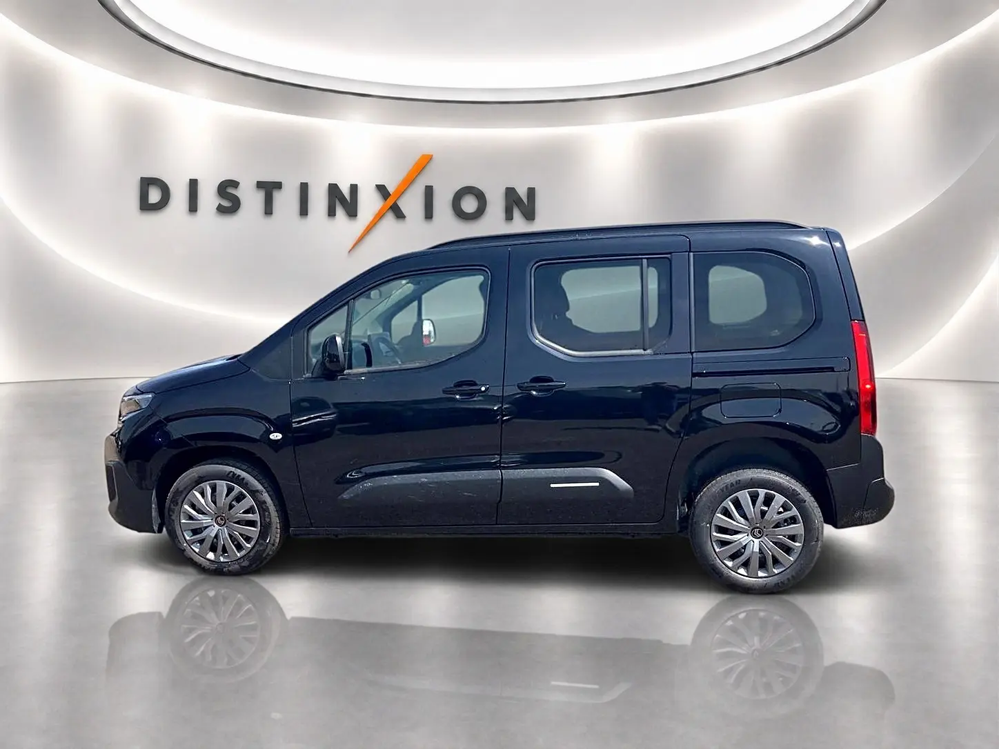 Profil côté gauche du Citroën Berlingo noir 2026, avec barres de toit et jantes alliage visibles.