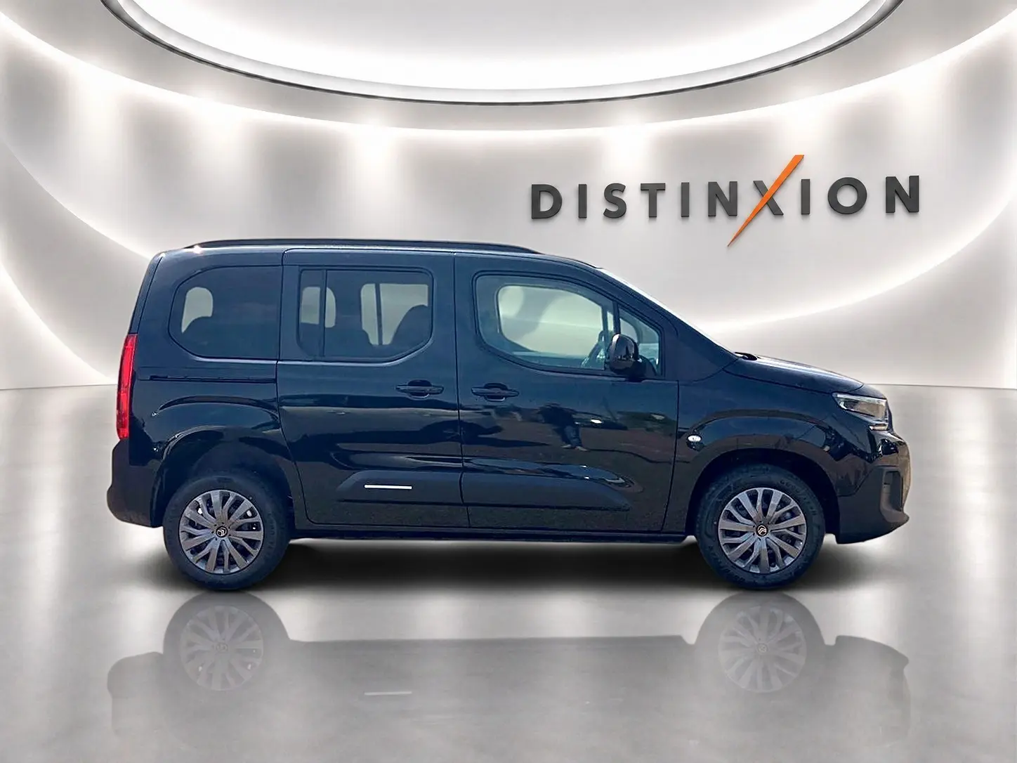 Profil droit d’un Citroën Berlingo noir 2026 avec portes latérales coulissantes et jantes alu visibles.