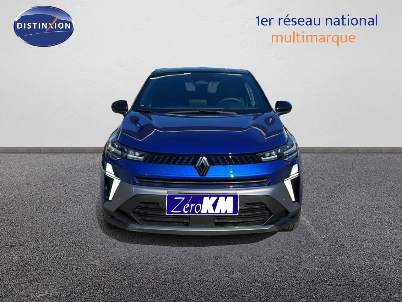Vue avant du Renault Captur E-Tech hybride 2025 en bleu Iron Metal avec toit noir et éclairage LED distinctif.