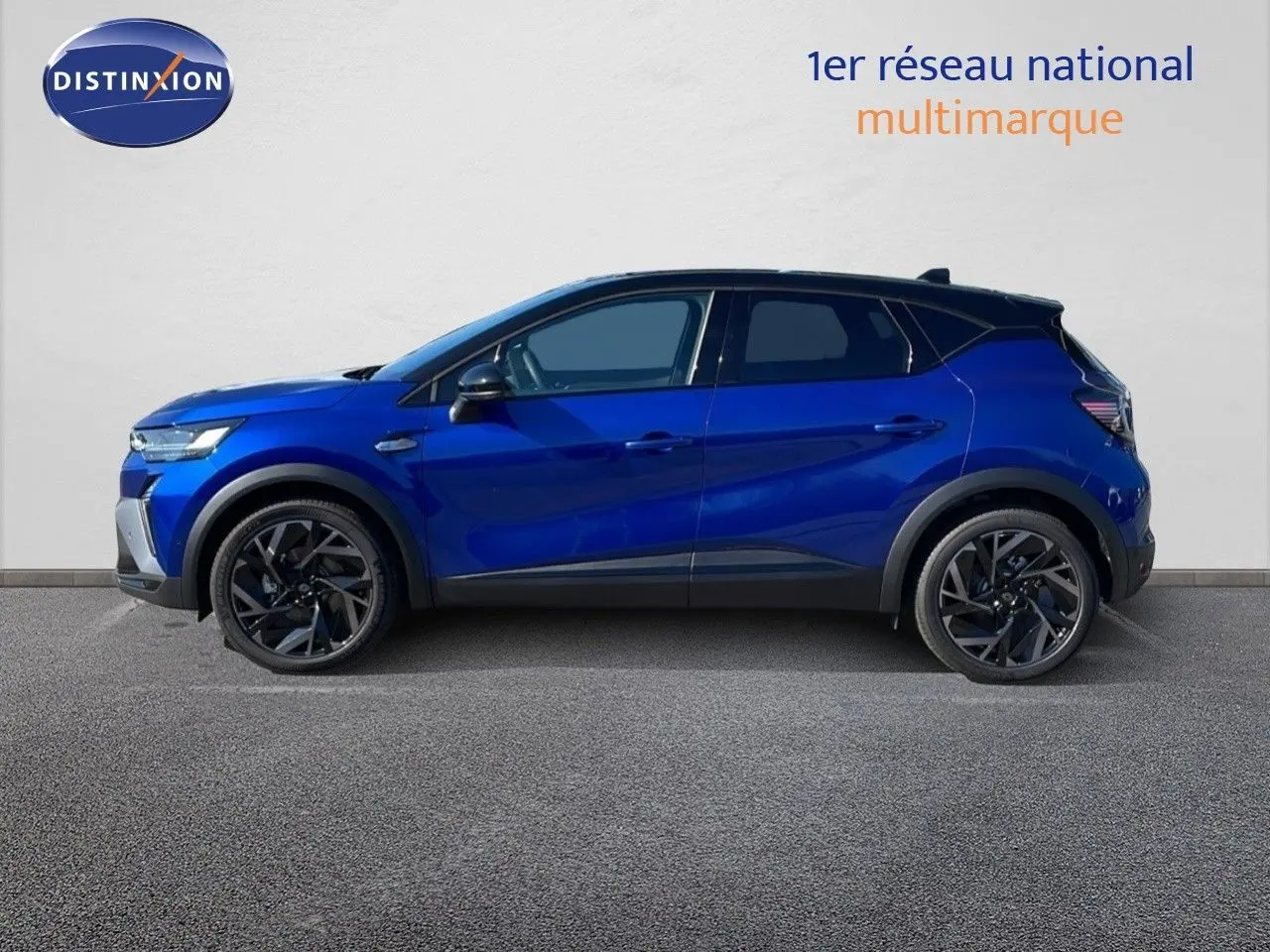 Profil droit du Renault Captur E-Tech hybride 2025 en bleu Iron Metal avec toit noir et jantes noires.