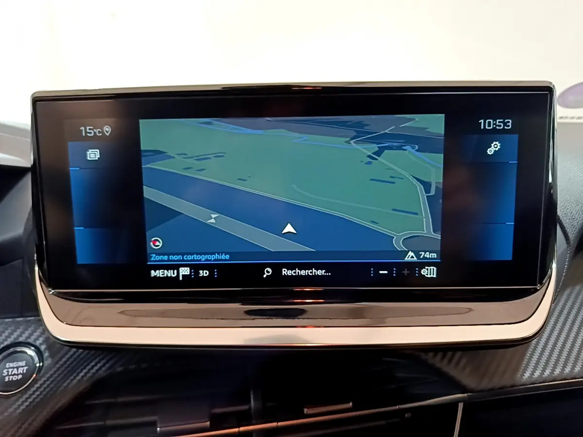 Écran tactile central affichant la navigation GPS dans l'habitacle d'une Peugeot 208 gris foncé, version Allure Pack 2022.