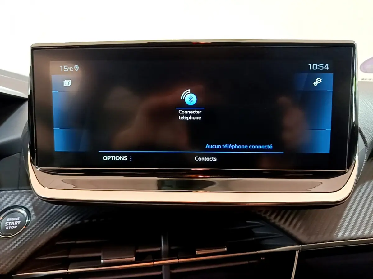 Écran tactile central allumé avec menu Bluetooth sur tableau de bord carbone d'une Peugeot 208 gris foncé