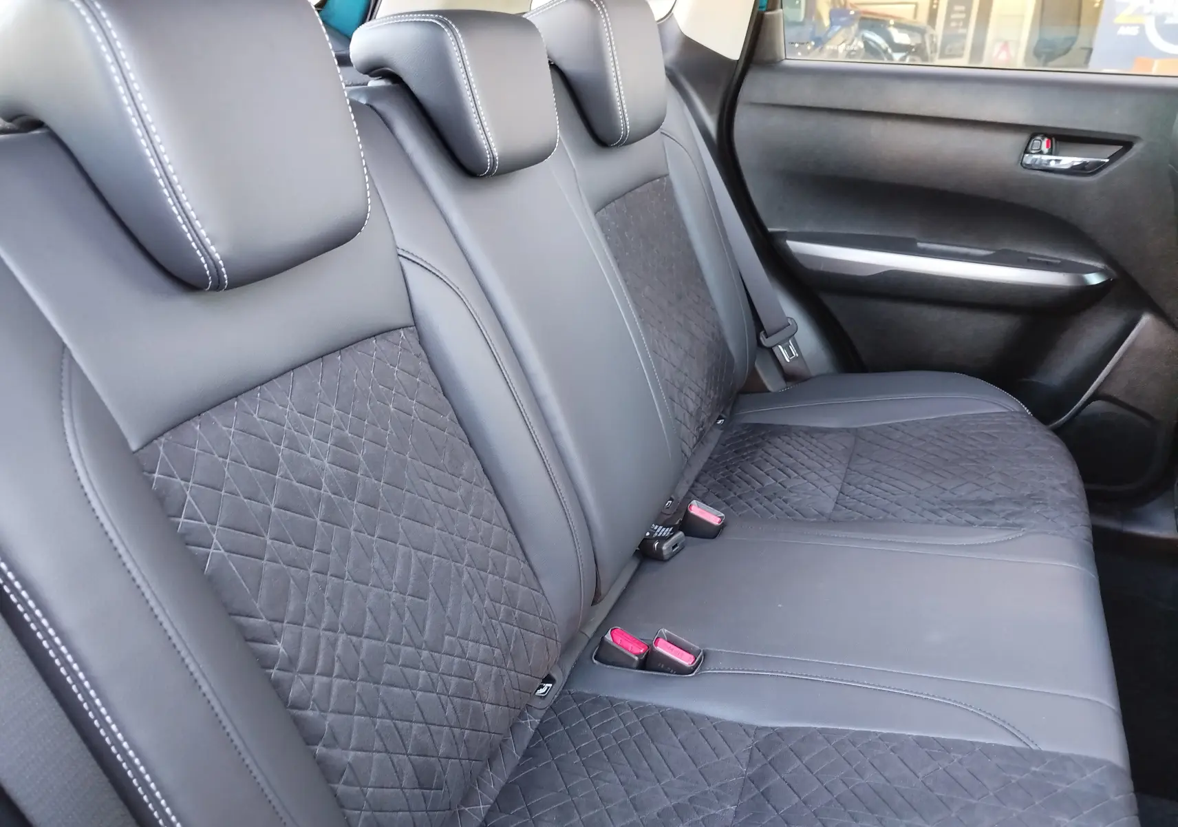 Vue intérieure côté droit des sièges arrière en cuir noir et tissu matelassé du Suzuki Vitara 2023.