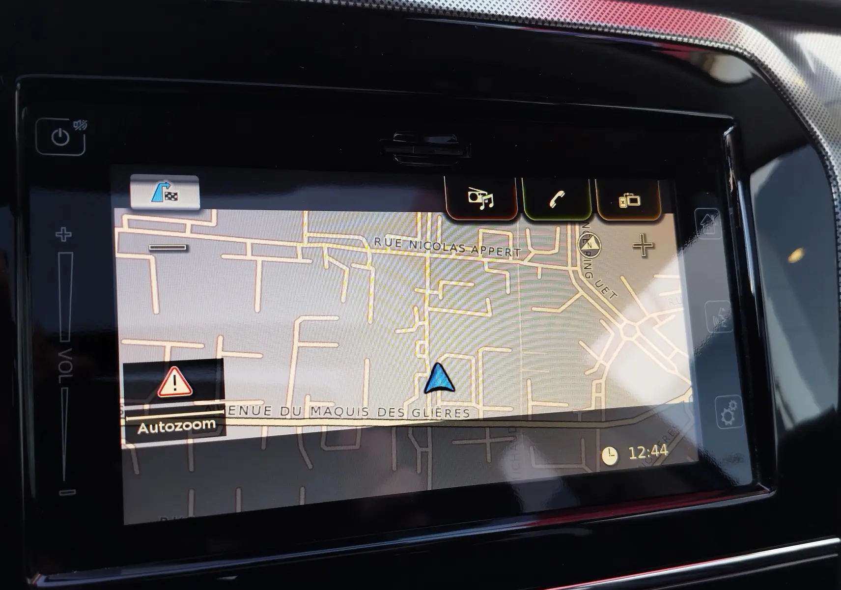 Écran tactile du système de navigation du Suzuki Vitara 2023, affichant une carte de rue en mode autozoom.