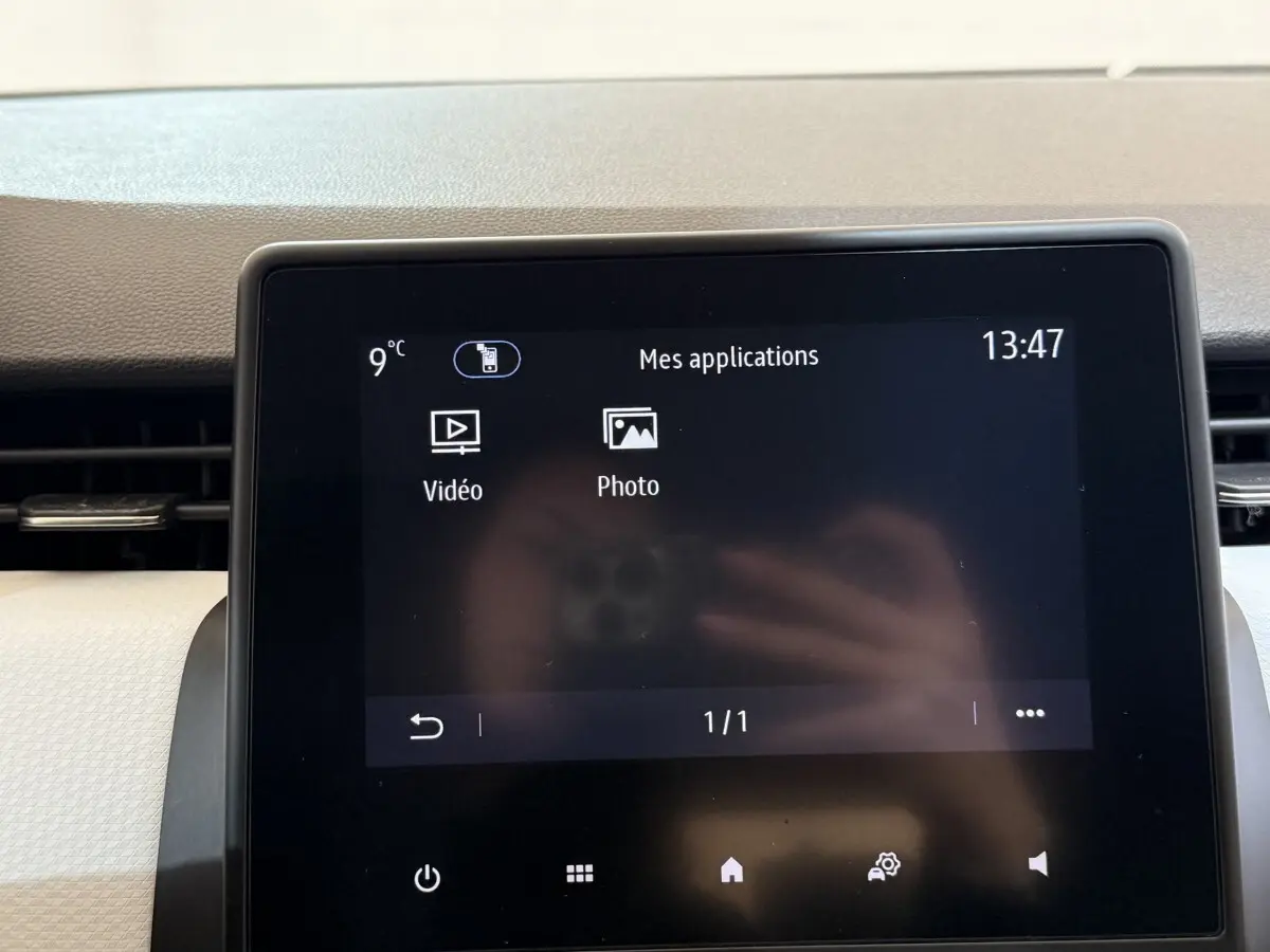 Écran tactile central de la Renault Clio Business TCe 100 GPL 2023 affichant les applications vidéo et photo.