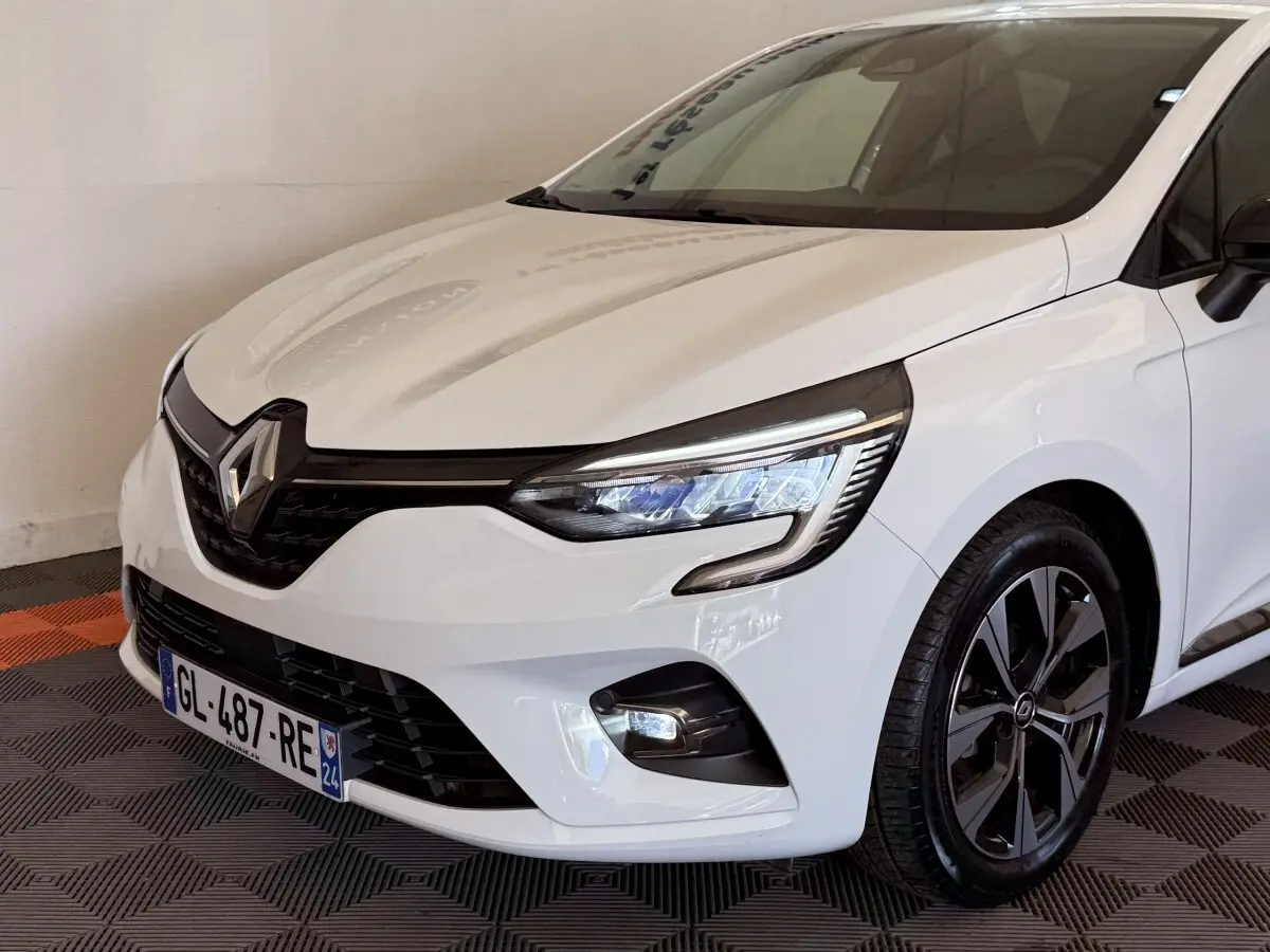 Renault Clio Business blanc vue 3/4 avant droit, avec phares LED et jantes alliage noires.