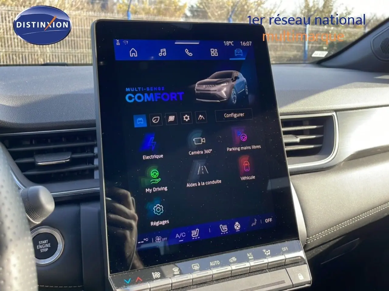 Vue intérieure centrée sur l'écran tactile du tableau de bord du Renault Symbioz gris cassiopée métal, affichant le mode confort.