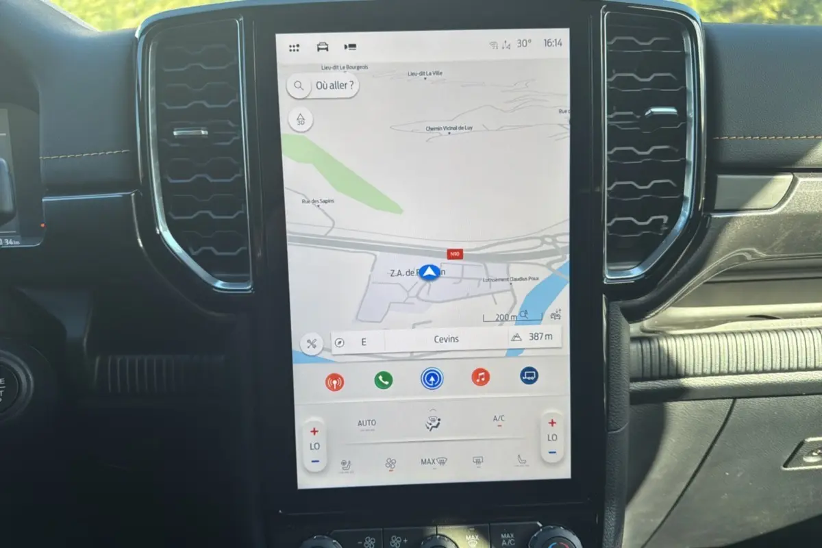 Écran tactile central vertical avec navigation GPS dans l’habitacle du Ford Ranger gris carbone 2025.