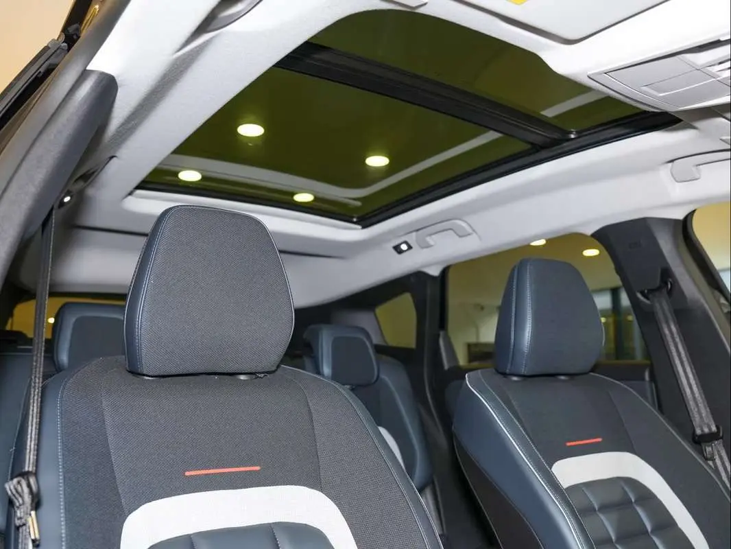 Vue intérieure avant du Citroën C5 Aircross blanc, sièges Advanced Comfort noirs et toit ouvrant panoramique vitré.