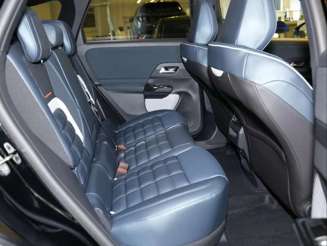 Vue intérieure arrière côté gauche du Citroën C5 Aircross 2026, sièges cuir bleu matelassé avec surpiqûres blanches.