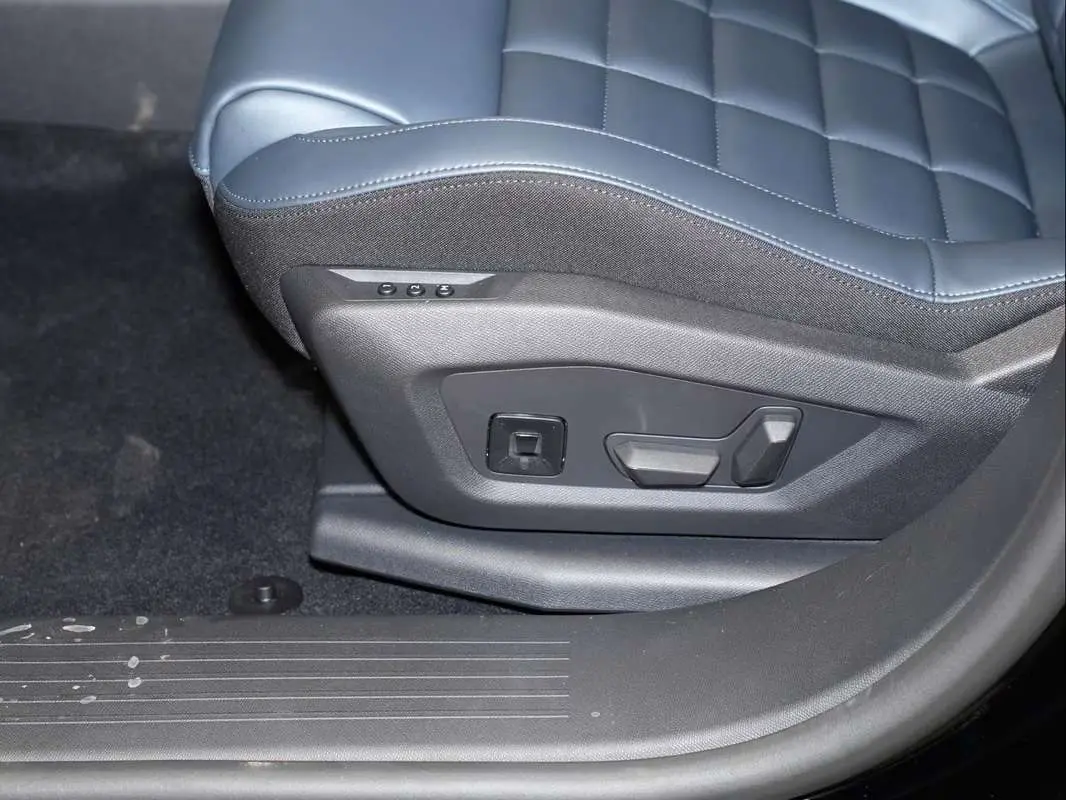 Gros plan sur les commandes électriques du siège avant conducteur en cuir bleu du Citroën C5 Aircross New Hybrid 2026.
