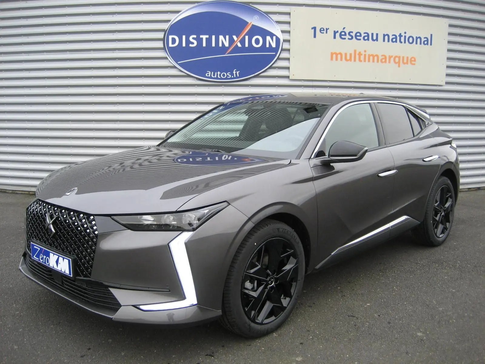 DS4 II Pallas gris platinium vue 3/4 avant droit, avec calandre distinctive et jantes noires élégantes.
