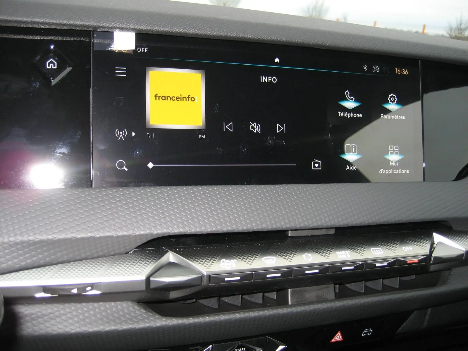 Vue rapprochée de l'écran tactile central et de la console de la DS4 II Pallas 2024 gris platinium, affichant les commandes multimédia et climatisation.