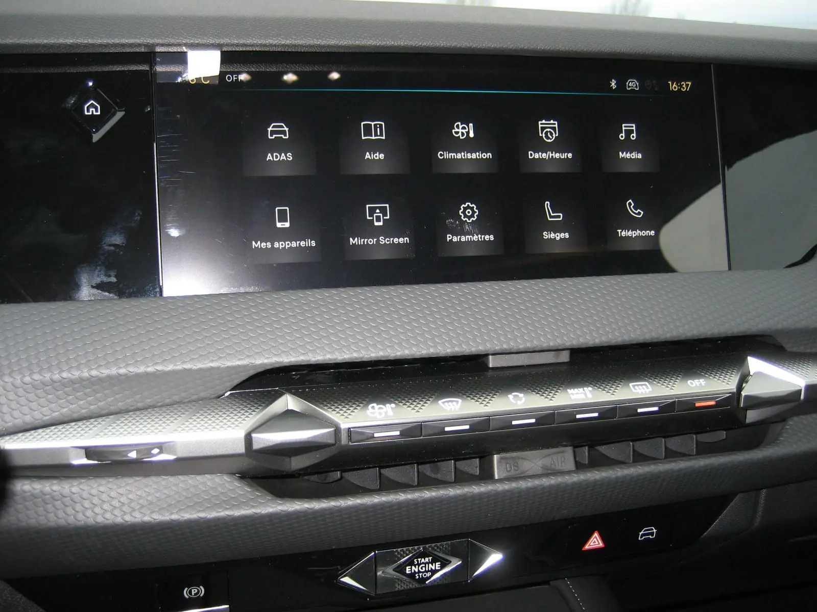 Vue rapprochée de la console centrale du DS4 2024 gris platinium, mettant en valeur l'écran tactile et les commandes de climatisation.