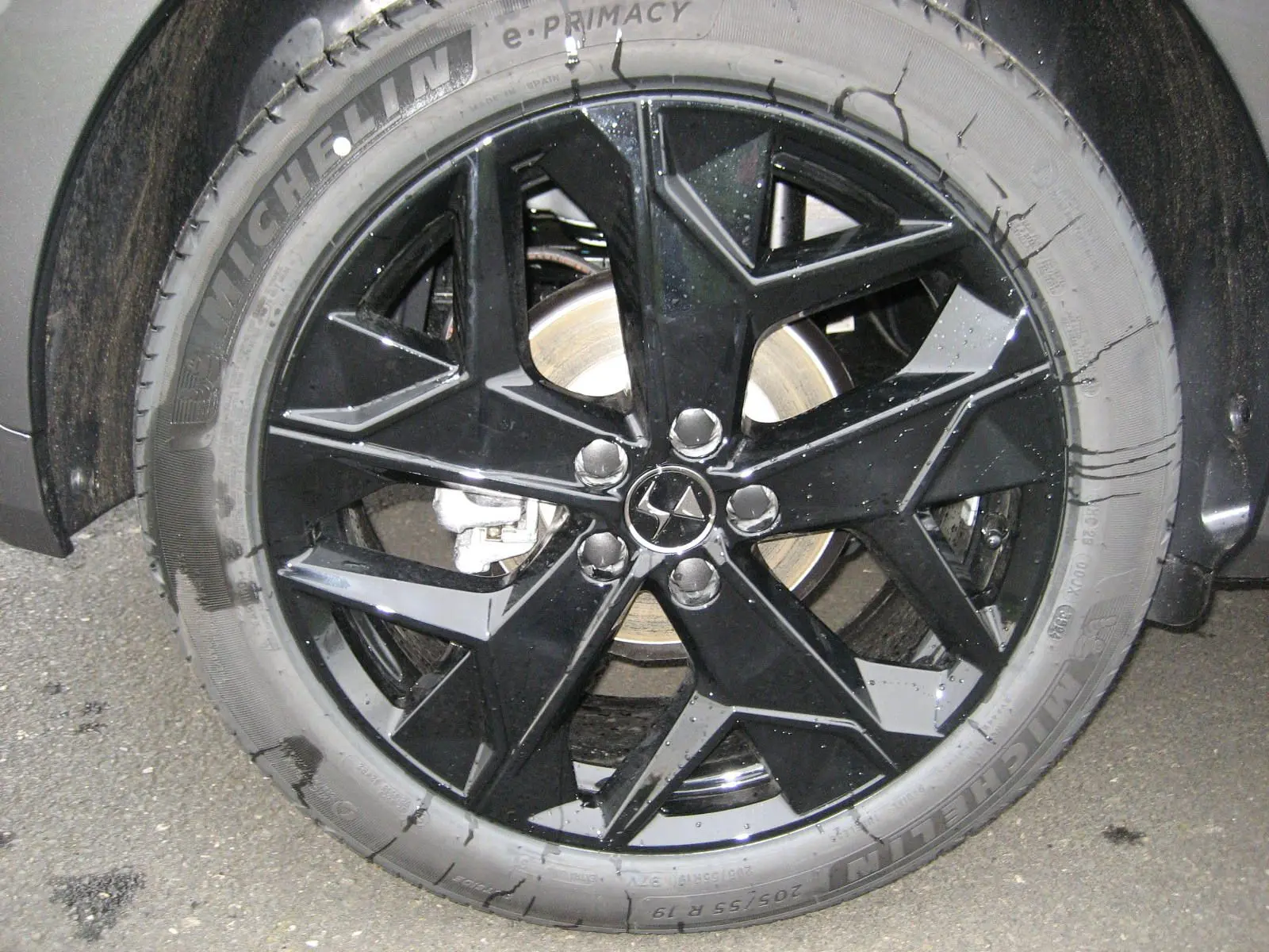 Gros plan sur la jante noire brillante au design géométrique du DS4 II Pallas gris platinium de 2024.