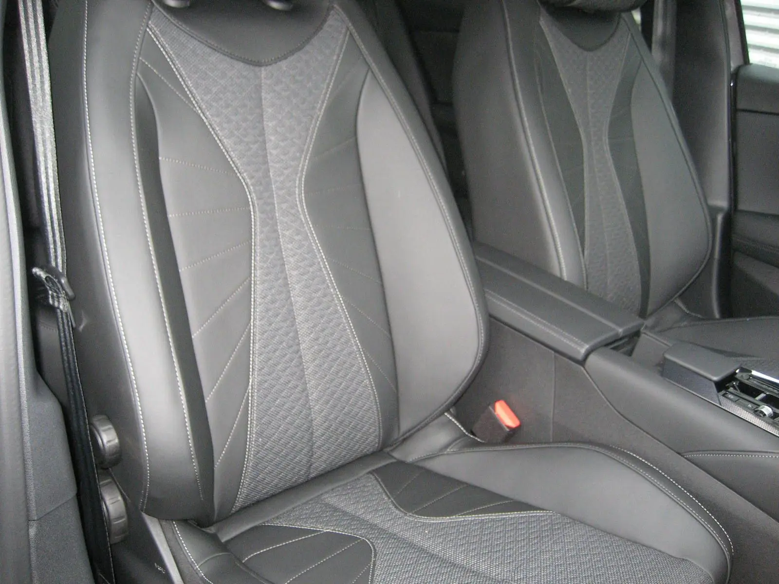 Gros plan sur les sièges avant en cuir gris du DS4 II PALLAS 2024, mettant en valeur leur design et finitions soignées.