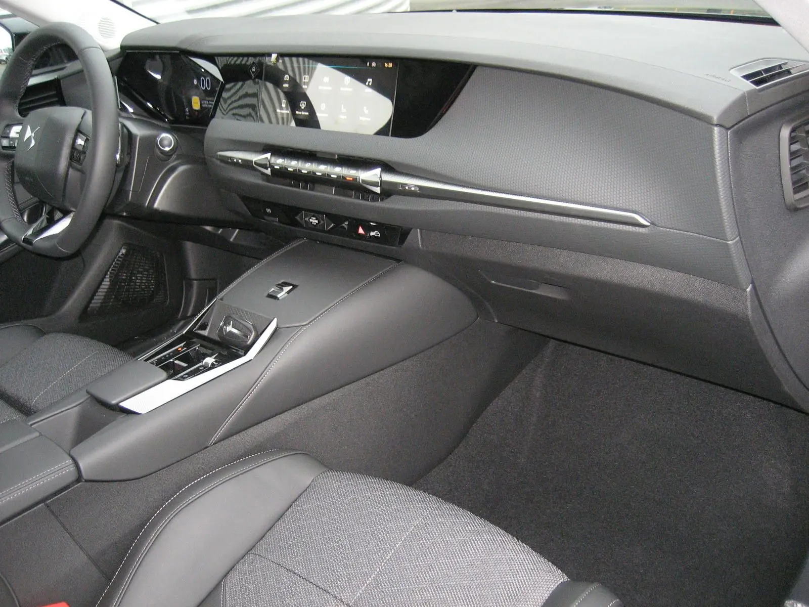 Intérieur avant droit du DS4 2024 en gris, avec tableau de bord moderne et console centrale épurée en cuir.