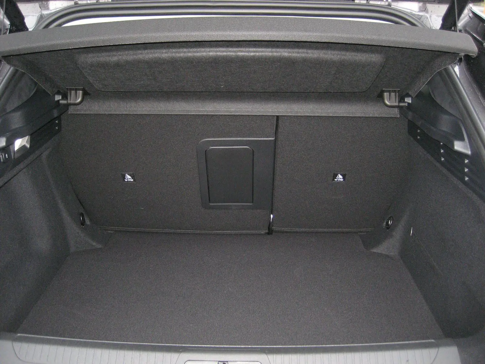 Coffre ouvert de la DS4 II Pallas gris platinium, montrant un espace de chargement propre et bien agencé.