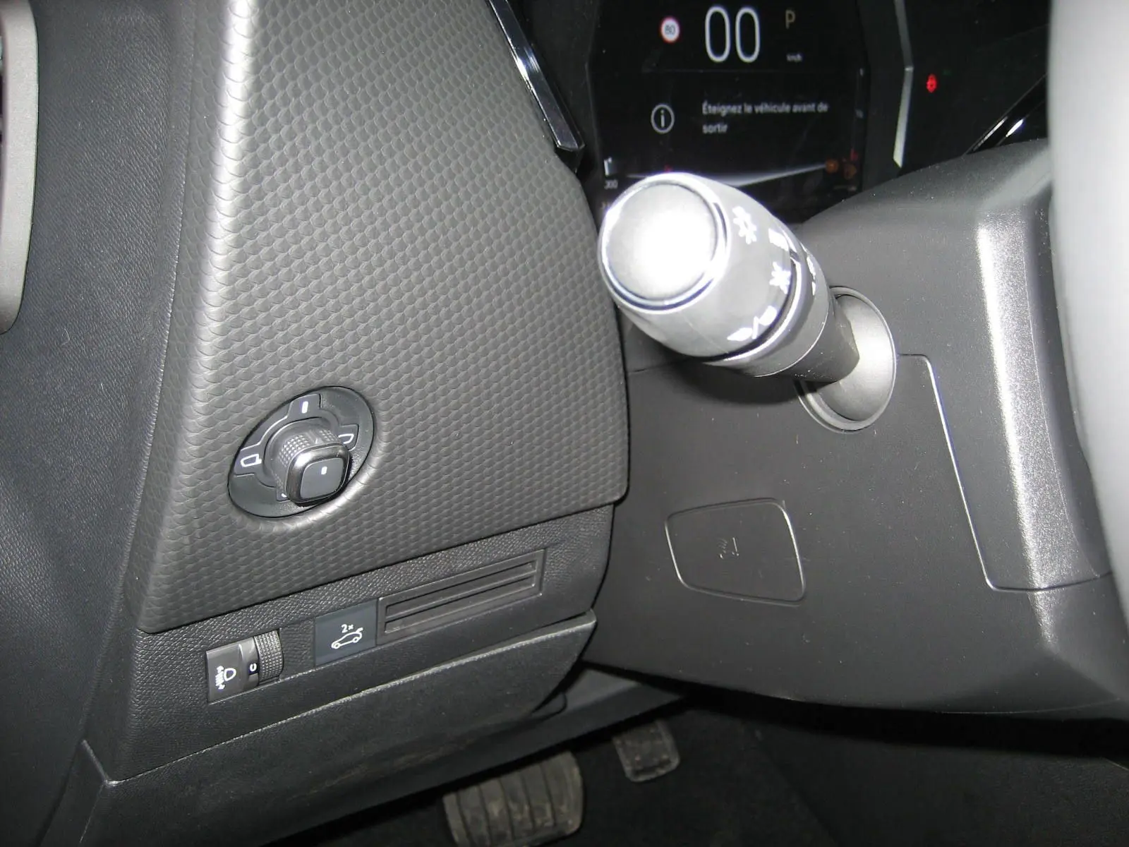 Détail intérieur côté gauche du tableau de bord du DS4 gris platinium 2024, avec commandes d'éclairage et rétroviseurs.