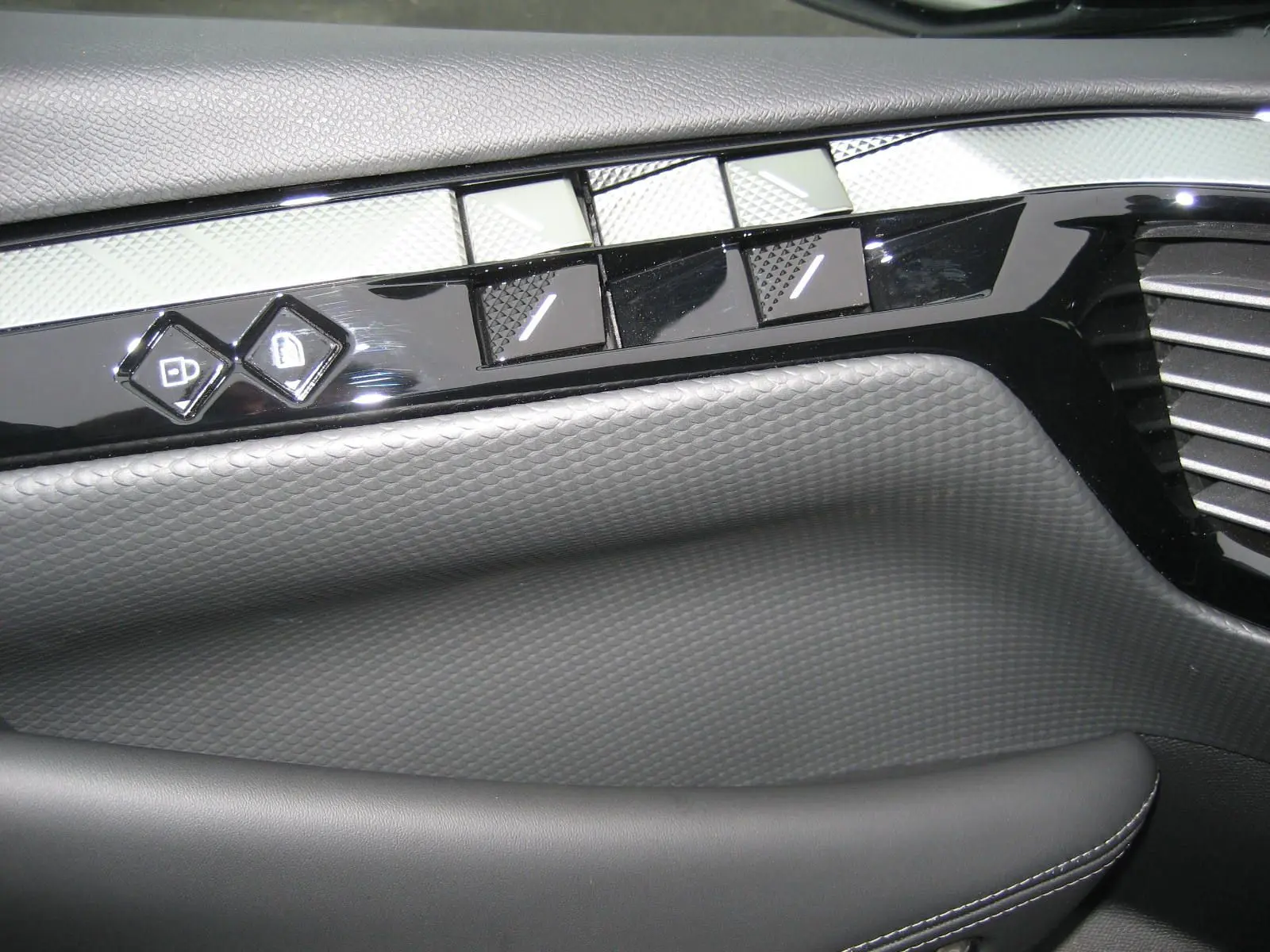 Détail des commandes de verrouillage sur la porte côté conducteur du DS4 II Gris Platinium 2024.