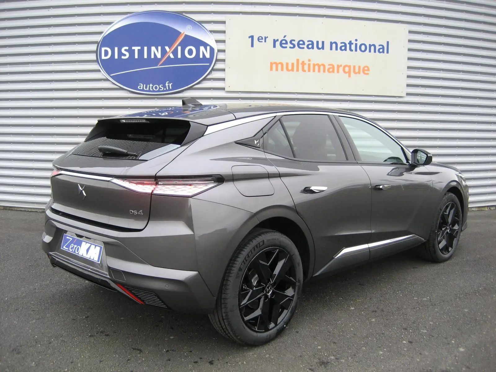 DS4 II Pallas gris platinium vue 3/4 arrière droit, jantes noires et feux arrière LED distinctifs visibles.