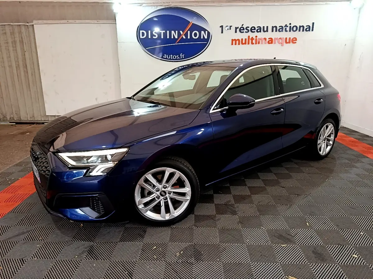 Audi A3 35 TFSI bleu vue 3/4 avant droit, avec jantes alliage et phares LED dans un showroom intérieur