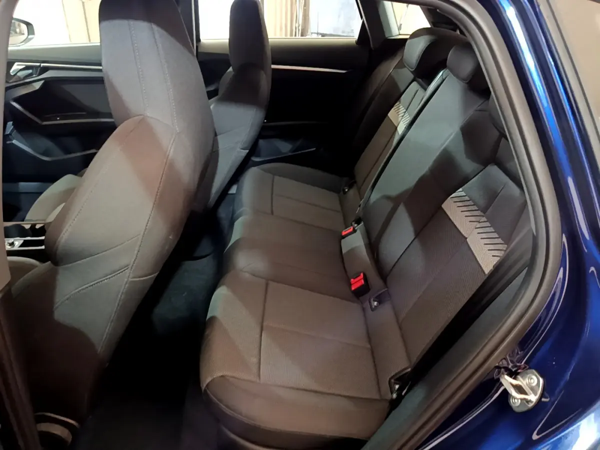 Vue côté droit sur la banquette arrière grise avec motifs, dans l'Audi A3 35 TFSI bleu 2023.