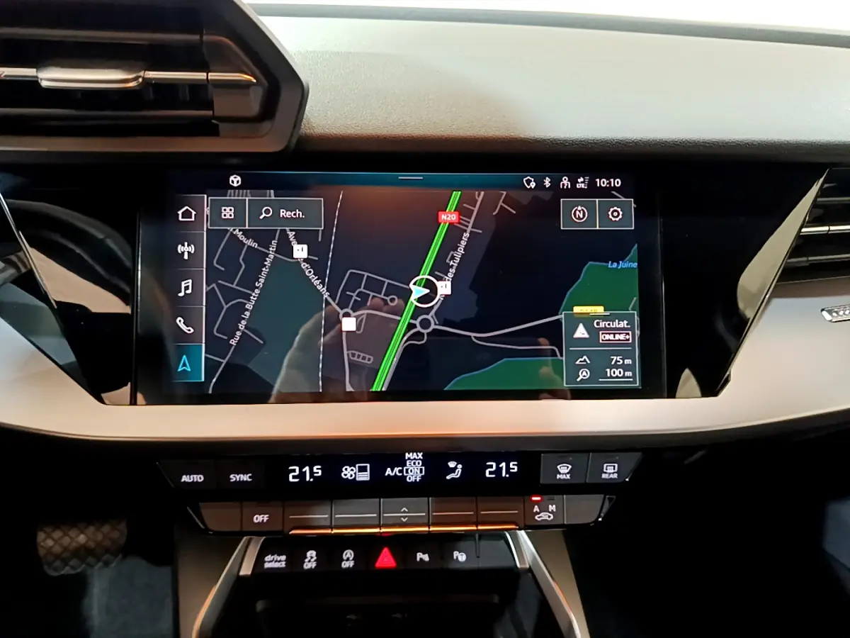 Tableau de bord de l'Audi A3 35 TFSI 2023 avec écran tactile de navigation affichant une carte en couleur.
