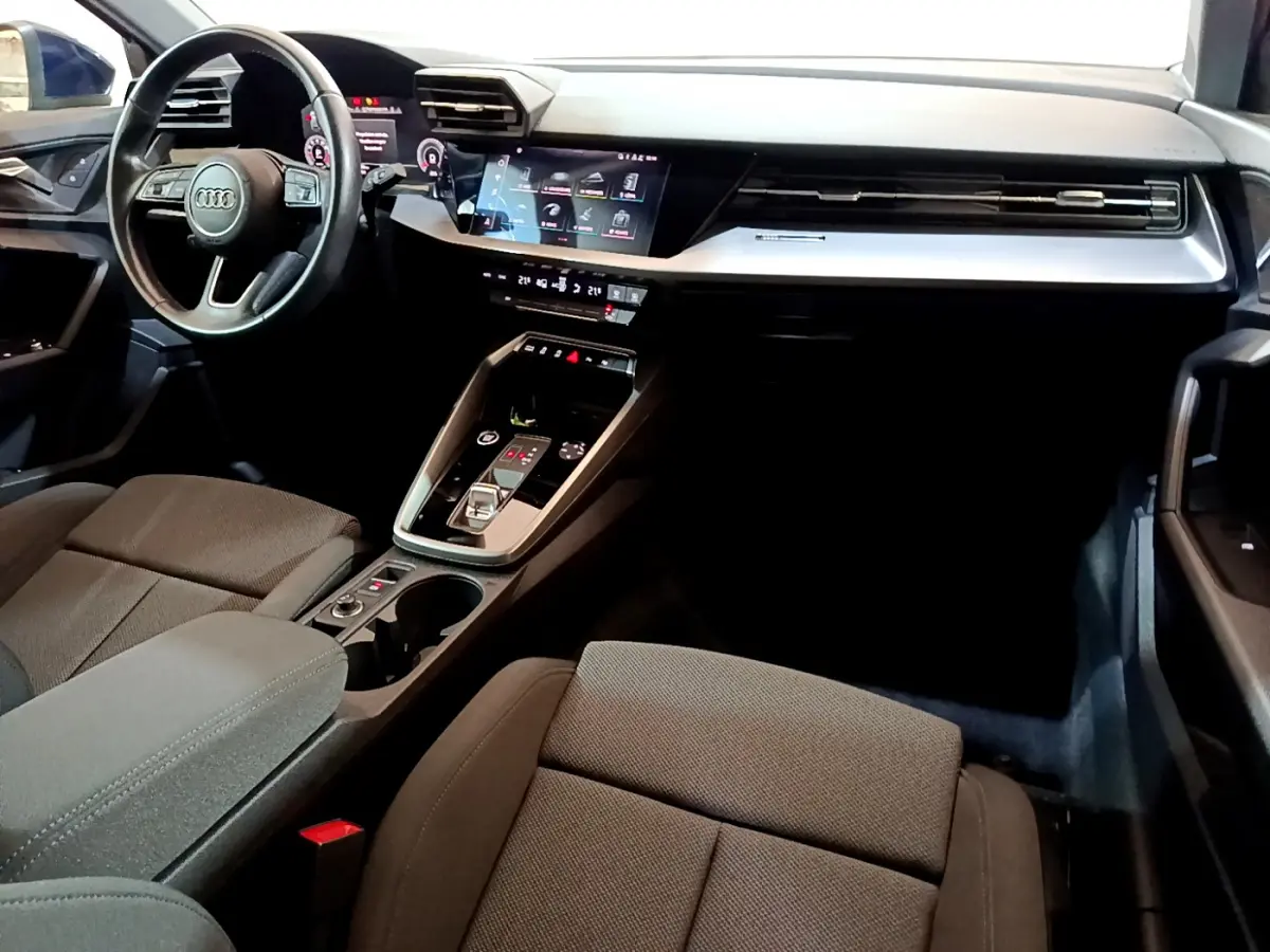 Intérieur noir de l'Audi A3 35 TFSI 2023 vu côté conducteur, avec tableau de bord numérique et console centrale moderne.