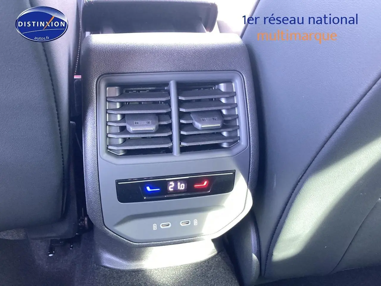 Détail de la console arrière avec ventilation et commandes climatisation digitale sur CUPRA Formentor noir midnight 2025.