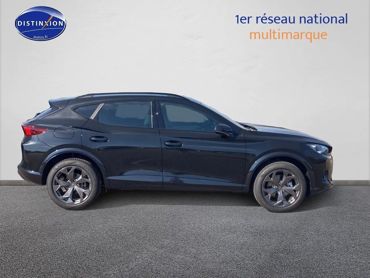 Vue latérale droite d'un CUPRA Formentor 1.5 etsi hybrid noir midnight avec jantes alu 18 pouces.