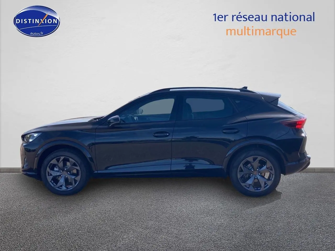 Profil côté gauche du CUPRA Formentor 1.5 etsi hybrid noir midnight avec jantes alu 18 pouces.