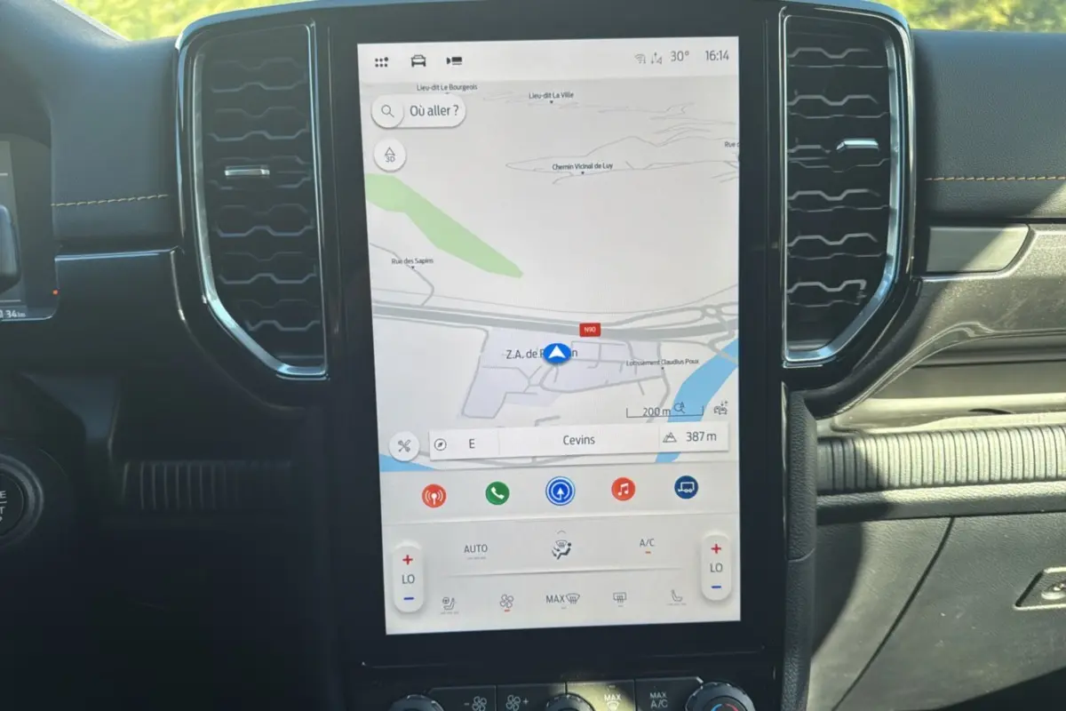 Écran tactile central avec navigation GPS dans l’habitacle du Ford Ranger gris carbone, vue de face rapprochée.