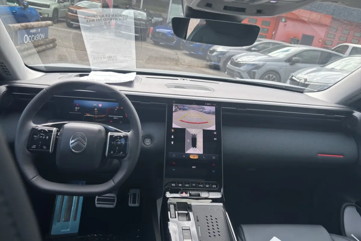Vue intérieure du tableau de bord et volant cuir multifonctions du Citroën C5 Aircross New Hybrid 2026 avec écran tactile central.