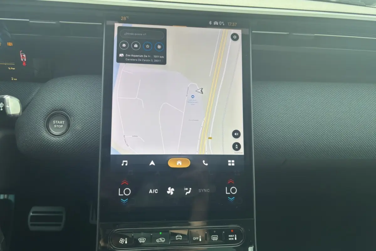 Écran tactile central avec navigation GPS, bouton start/stop et tableau de bord texturé du Citroën C5 Aircross blanc.