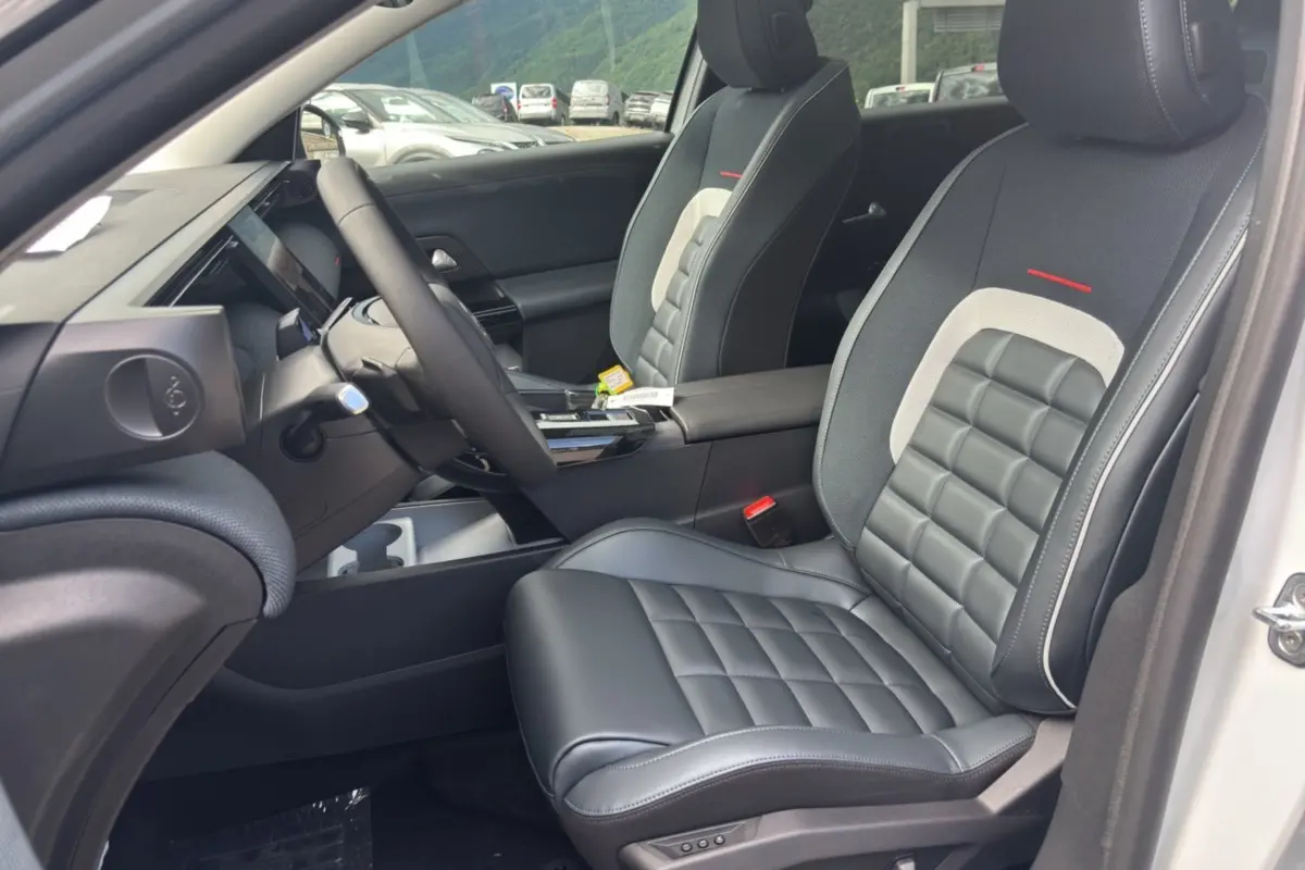 Vue intérieure côté conducteur du Citroën C5 Aircross New Hybrid 145, sièges cuir noir avec surpiqûres grises.