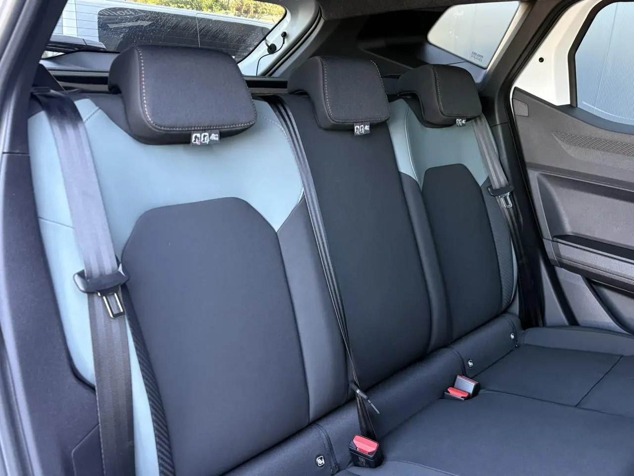 Vue intérieure de la banquette arrière du Dacia Duster 2026, sellerie TEP MicroCloud noire et grise avec appuie-têtes.