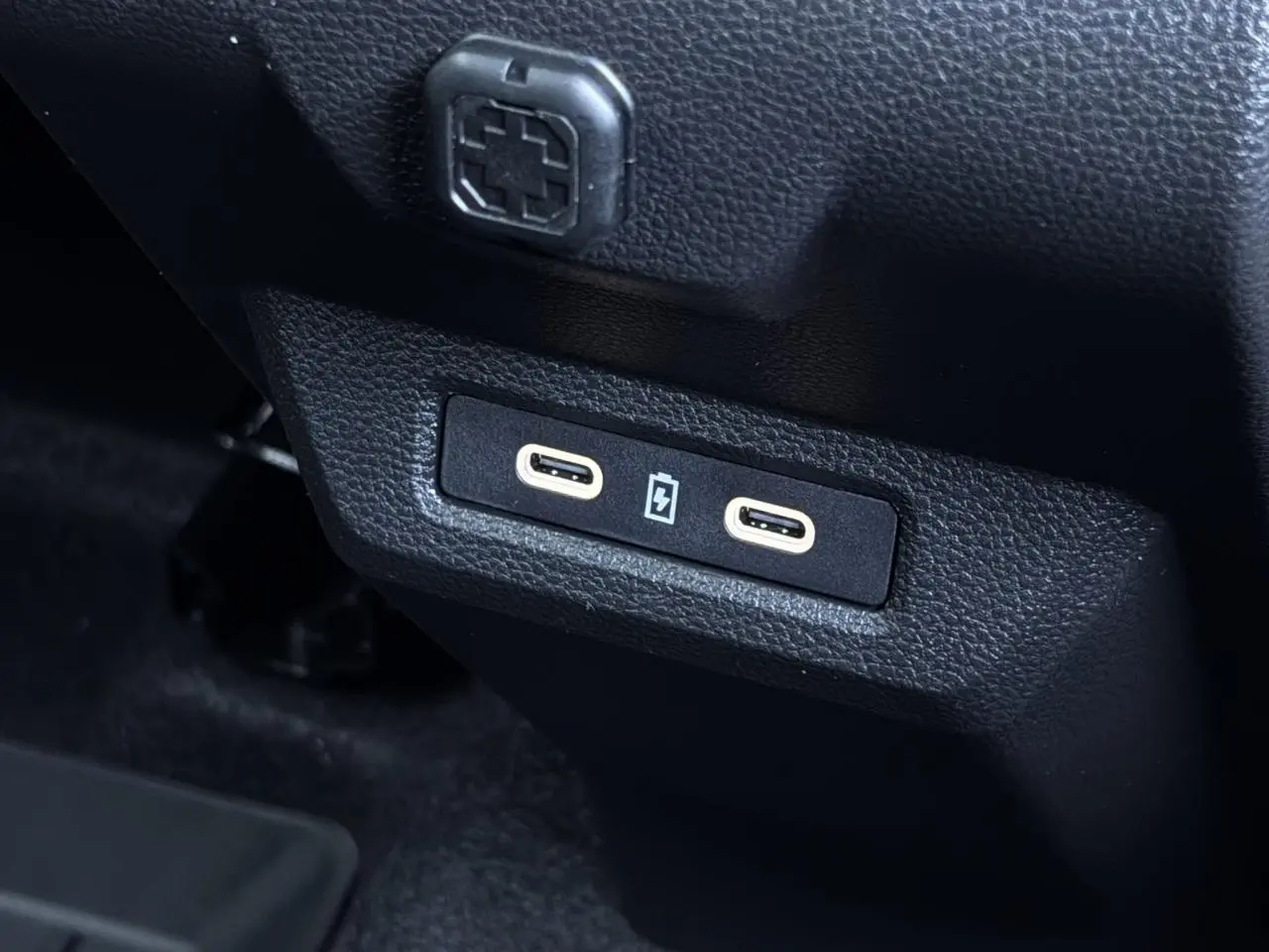 Prise USB type C double vue en gros plan à l'arrière de la console centrale du Dacia Duster Blanc Glacier.