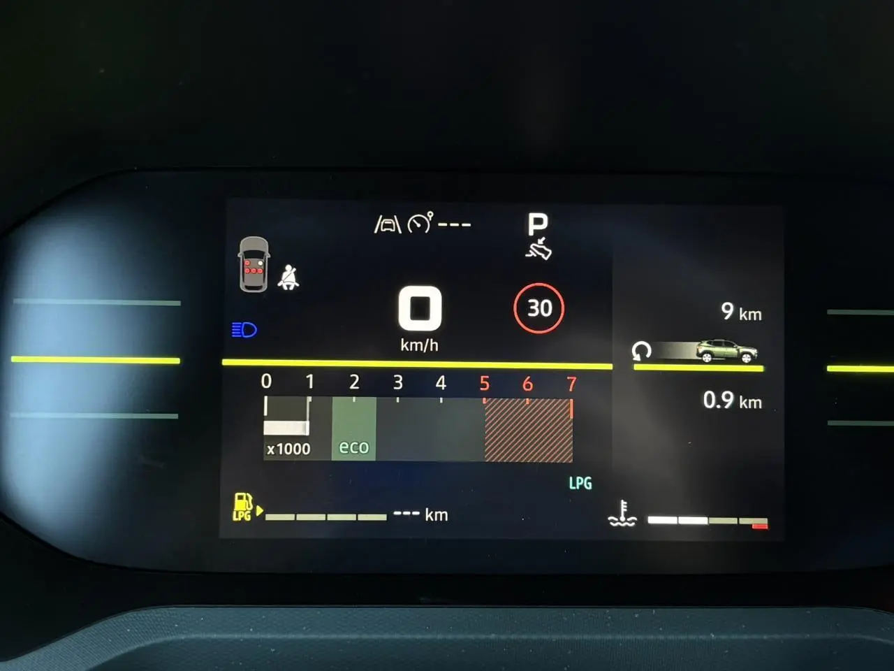 Affichage numérique du tableau de bord du Dacia Duster ECO-G 120 Auto, indiquant vitesse, mode éco et niveau GPL.