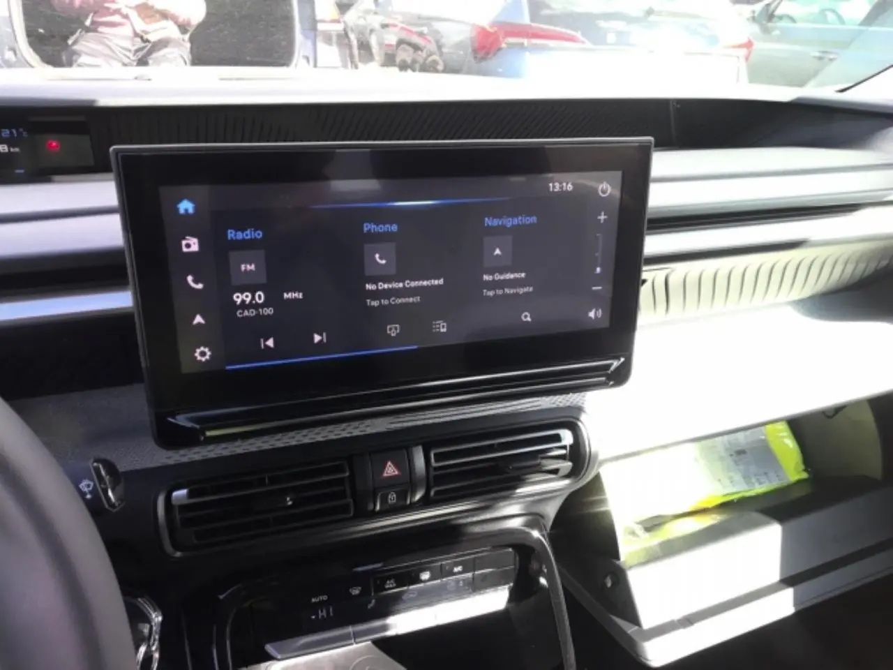 Vue intérieure du tableau de bord de la Citroën C3 ë-113 Berline Max 2025 avec écran tactile central et commandes climatisation.