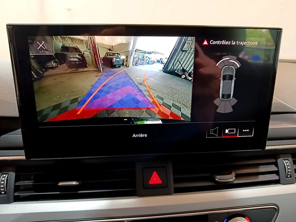 Écran multimédia de l’Audi A5 35 TFSI noir montrant la caméra de recul et l’aide au stationnement arrière.