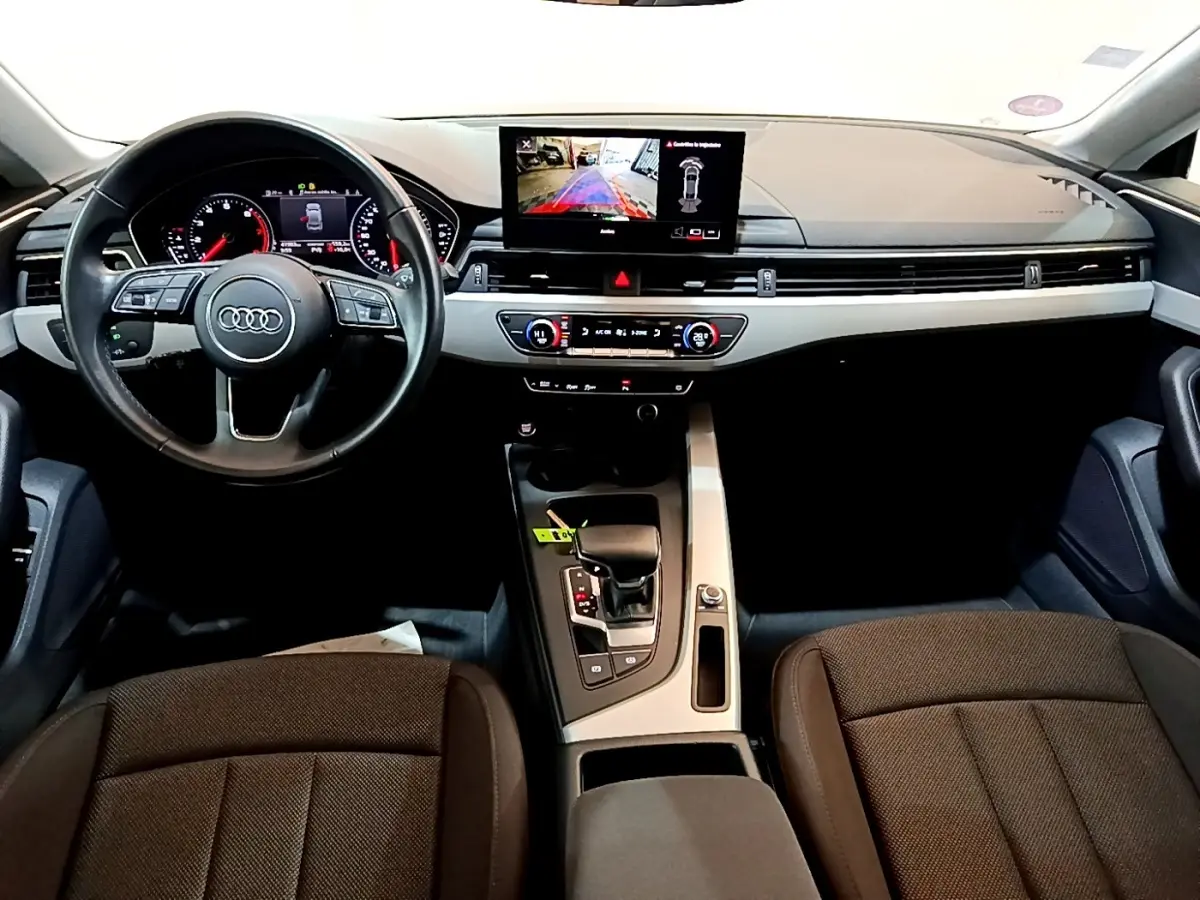 Vue intérieure avant de l'Audi A5 2021 avec tableau de bord digital, écran central et volant cuir multifonctions.