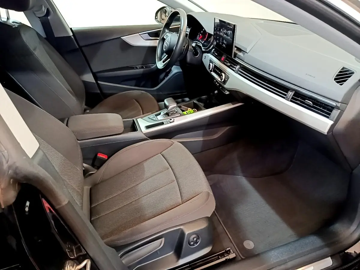 Intérieur avant droit de l'Audi A5 35 TFSI 2021 avec sièges tissu gris et tableau de bord digital noir et argenté.