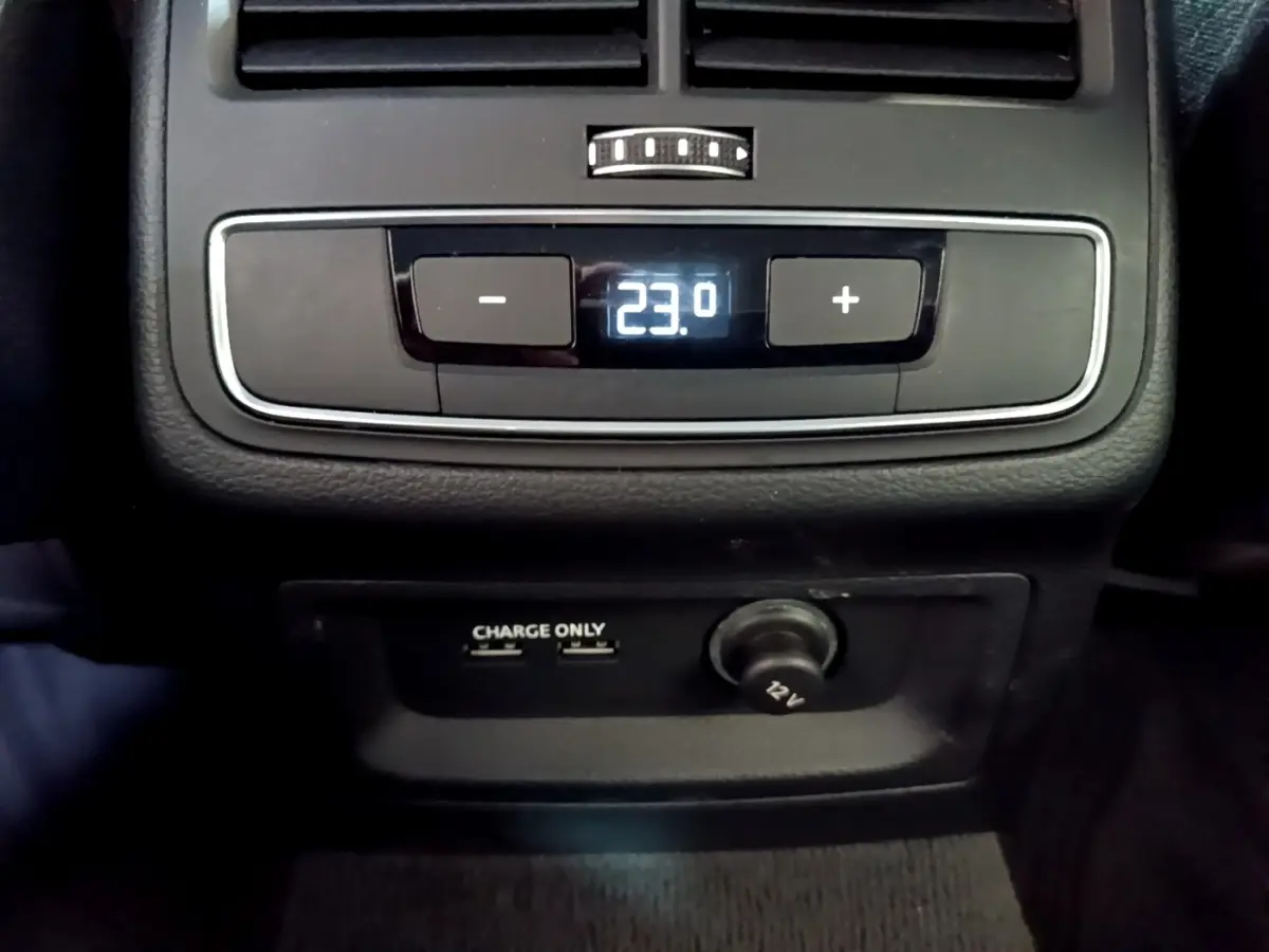 Détail de la commande de climatisation arrière avec affichage digital à 23°C et prises USB dans l'Audi A5 noire 2021.