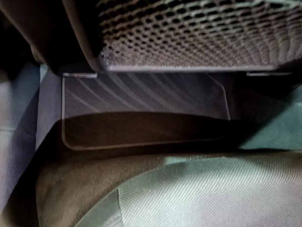 Vue rapprochée du tapis et du dossier du siège arrière côté droit d'une Audi A5 noire de 2021.